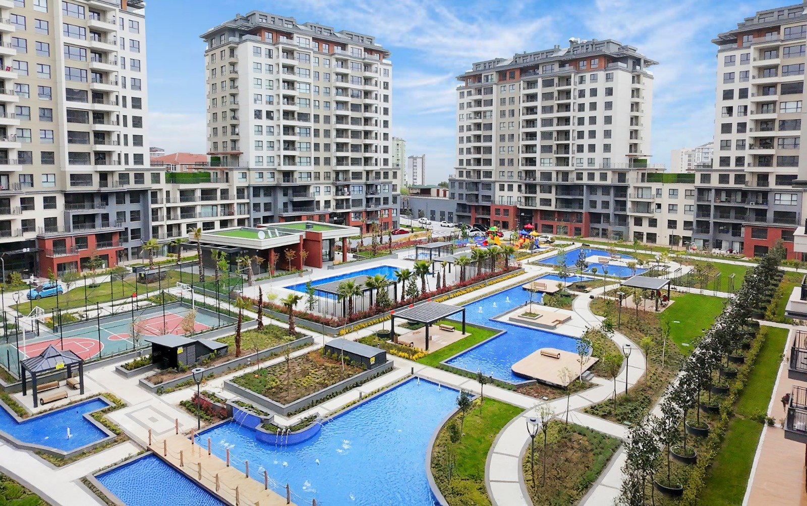 Referans Beylikdüzü completed central courtyard with pools, gardens and residential towers